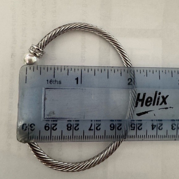 Elegant Silver and Pearl Women's Bracelet - Picture 4 of 4